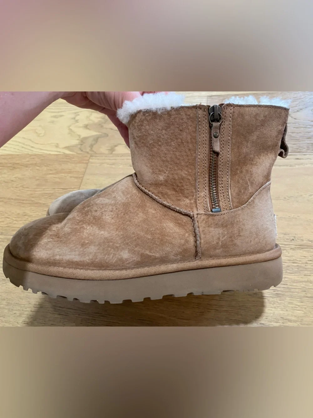 UGG women’s Classic Mini Ankle Boot - Chestnut tan size 9 GUC